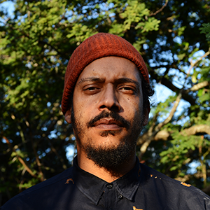 Milton Gulli é um artista profundamente imerso nos sons lusófonos e na cena musical africana contemporânea de Lisboa.
