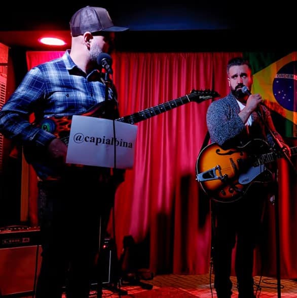 Stand Up - Capivara Albina