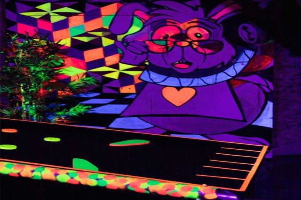 Minigolfe Indoor de 18 Buracos - Néon UV