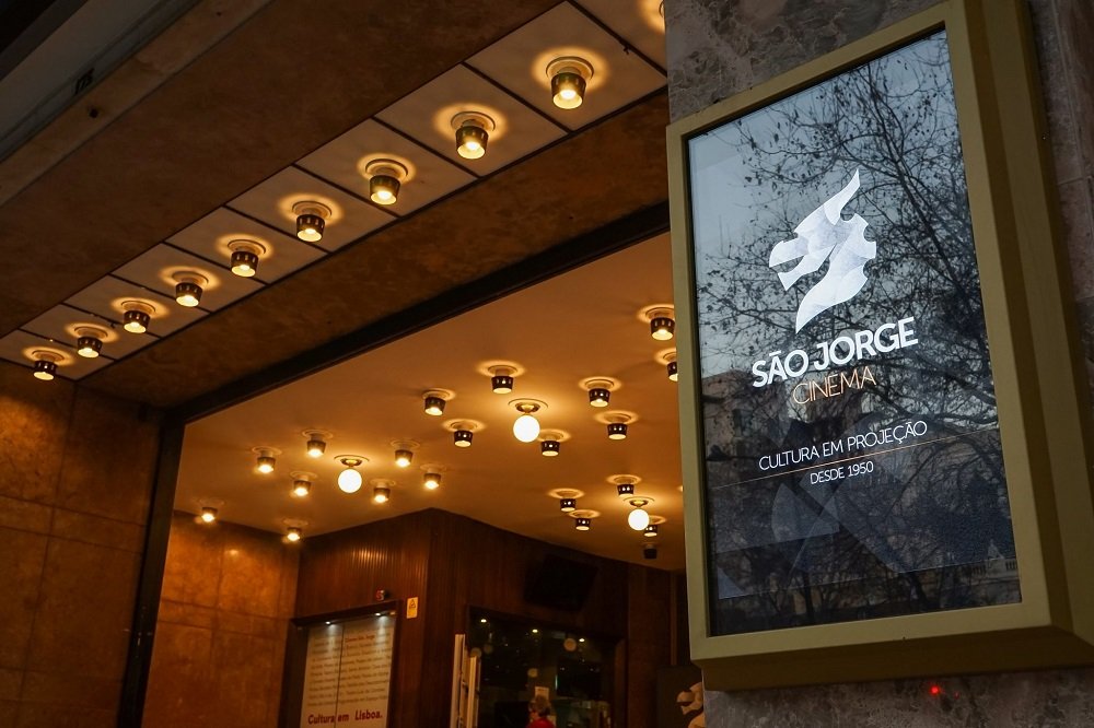 O Cinema São Jorge recebe a Banda Sinfónica da PSP para um espetáculo musical onde serão interpretados temas alusivos ao Natal (e não só). O concerto tem direção musical do maestro subcomissário Pedro Ferreira. Entrada livre sujeita à lotação do espaço, mediante o levantamento de bilhetes (máximo dois por pessoa) na bilheteira do Cinema São Jorge, no próprio dia (13h00-21h30) Info: info@jfsantoantonio.pt | 218 855 230