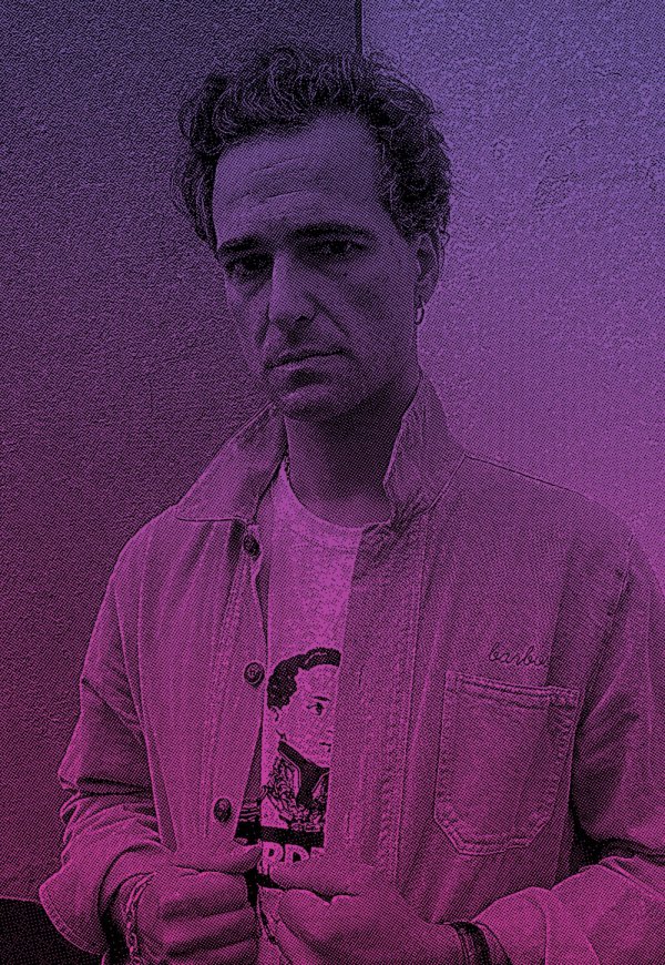 Muito tempo passou desde Viva Fúria, o último disco de Manuel Fúria. Desde então, o autor rejeitou os palcos, mandou abaixo redes sociais, procurou refúgio longe das profecias de desmaterialização de Houellebecq. Algures pelo caminho, com a ajuda do Gui Tomé Ribeiro, gravou 10 canções. Os Perdedores, edição número 70 da FlorCaveira, um disco e uma banda, por surpresa e força do destino, foi levado a cumprir-se no Arquipélago de Escritores, encontro literário erguido no meio do mar açoreano pelo espírito e engenho do Nuno Costa Santos e da Sara Leal, companheiros para sempre desta história, que também por eles está a ser documentada num filme que um dia verá o escuro da sala de projecção. Nos instantes após o final do concerto de apresentação na Ilha de Nosso Senhor Jesus Cristo das Terceiras, que a banda deu no dia 15 de outubro de 2022, muito rápido se compreendeu que o caminho não poderia ficar por ali. Teria sido talvez, apenas um começo. A história púrpura dos Perdedores tinha, pelo menos, mais um capítulo por escrever, logo a seguir à parte em que o disco sai para as lojas (Sexta-feira, dia 18 de novembro), aquela outra em que a banda toca na sua cidade. Aqui, Manuel Fúria, Francisca Aires Mateus, Tomás Cruz, Vasco Magalhães e João Eleutério apresentam ao vivo Os Perdedores, um disco, uma banda, uma maneira de traduzir em linguagem pop electrónica aquele aforismo da Agustina que vai assim “Aprender a perder fora afinal a sua escola de vida; e melhor do que essa não há.”