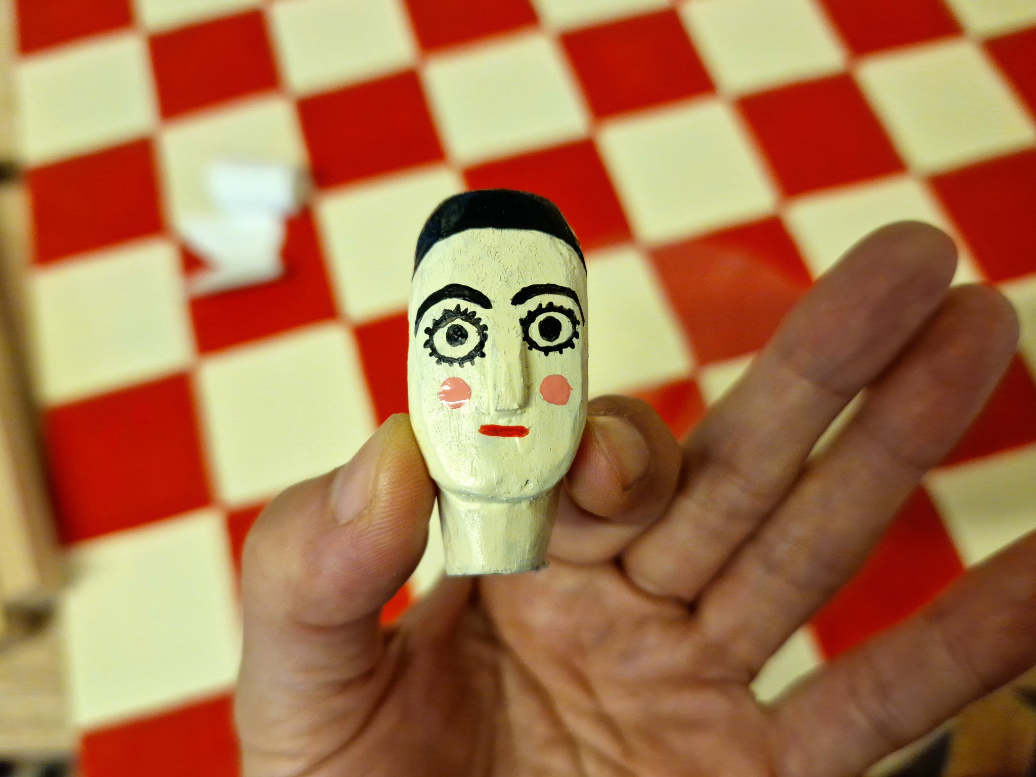 Quando foi a última vez que brincaram juntos com bonecos? Nesta oficina, nascida no âmbito de um estágio de Mestrado em Educação Artística, manuseamos e damos vida aos bonecos de Santo Aleixo, as famosas marionetas tradicionais alentejanas. Adultos e crianças criam um espetáculo relâmpago: manipulam marionetas, aprendem a coreografia e conhecem a música com que dançam. Numa atuação conjunta, sobe o pano do pequeno palco e descobre-se como é a vida dos bonecreiros. Deixemos de lado os ecrãs e vamos reviver tradições. Venham conhecer a história dos bonecos de Santo Aleixo e façamos um espetáculo à antiga! Oficina com a investigadora Beniko Tanaka (Mestrado em Educação Artística na Faculdade de Belas Artes na Universidade de Lisboa). PREÇO 6€ (um adulto e uma criança a partir dos 6 anos) DURAÇÃO 2 horas INSCRIÇÕES https://bit.ly/bailedosanjinhos MAIS INFORMAÇÕES museu@museudamarioneta.pt