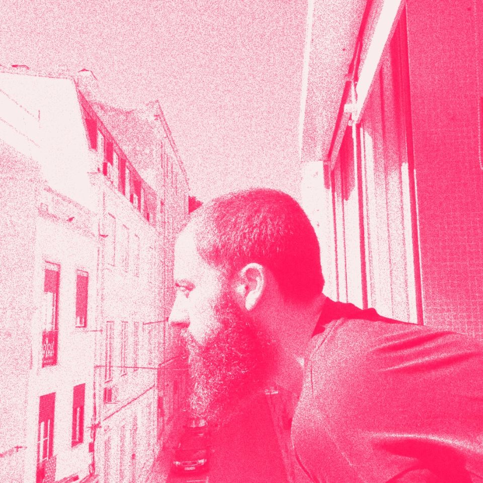 10 dezembro • sáb • 20H dur: 45min classificação etária: +6 : : : : : : : : : : : : : : : : : : : : : : ðððððððð: 5€ : : : : : : : : : : : : : : : : : : : : : : RESERVAS AQUI: https://ruadasgaivotas6.admira.b6.pt/ O Colectivo Casa Amarela (CCA) e a Rua das Gaivotas 6 iniciaram uma parceria em 2020 que propunha uma ocupação curatorial de música, cuja periodicidade seria mensal. A fórmula é simples: um sábado ao mês, o CCA dá a conhecer umx artista sonoro e os seus mais recentes trabalhos. Sempre aos sábados, ao final do dia. Pela hora da fome. De preferência em jejum. :::: Colectivo Casa Amarela convida: Hocus Hocus é o novo projecto a solo do trompetista e improvisador João Almeida (Peachfuzz, Chão Maior, Rodrigo Amado Refraction Quartet), figura cada vez mais relevante na cena experimental portuguesa. Utilizando o método no-input mixer, João tem em ‘Narrow’, o seu disco de estreia, um registo poderoso e coerente, um tratado noise dividido em sete fases, inspirado por duas ideias – movimento estático e doença mental. Esta edição, a quarta do Colectivo Casa Amarela durante o ano de 2022, é limitada a 30 exemplares e inclui um suporte de cassetes cromado esculpido em gesso pela artista Mafalda Melim. OUVIR: https://casaamarela.bandcamp.com/album/narrow