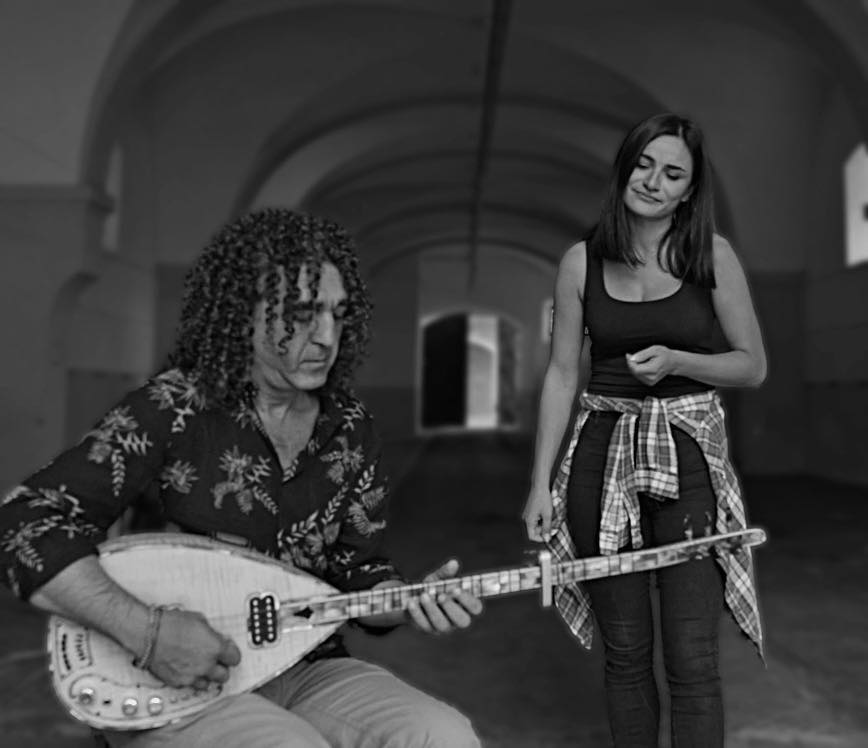 Música tradicional turca com comida tradicional
