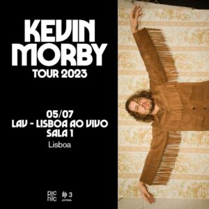 Kevin Morby em Lisboa e Porto em Julho A passagem por Portugal acontece nos dias 5 e 6 de Julho, com actuações no LAV, Lisboa ao Vivo e no Hard Club, no Porto, respectivamente. O músico norte-americano está de regresso para apresentar o seu mais recente disco This Is a Photograph. Lançado em Maio de 2022, é a mais íntima e nostálgica viagem pelas memórias de Kevin Morby, um álbum que nasceu com o avassalador sentimento de saudade, um hino que carrega a visão visceral entre a vida e a morte, como o sangue derramado numa tela. Se Oh My God tornou o músico numa figura divina em constante evolução e Sundowner tornou-se num objecto de estudo, This Is a Photograph lembra-nos que o tempo é invencível.  Bilhetes à venda a partir de sexta-feira, 27 de Janeiro, por 25€ em bol.pt e locais habituais.