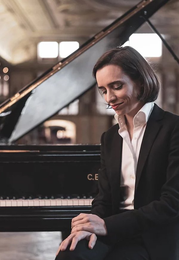 Nas sinfonias de Beethoven, tanto conseguimos identificar ambientes idílicos e bem-humorados como impulsos trágicos ou épicos. Porém, tudo depende da imaginação do ouvinte. Enquanto retrato, a música nunca teve a aspiração de competir com uma pintura a óleo, e menos ainda com uma fotografia. Afinal, como é que uma orquestra conseguiria reproduzir a imagem de uma tarde solarenga à beira de um riacho? Em vez disso, a Sinfonia n.º 6 propõe-se expressar, através do som, os sentimentos que os cenários campestres em nós despertam. Será este o enquadramento da estreia absoluta do primeiro Concerto para Piano composto por Tiago Derriça, uma encomenda do CCB. Desperta assim também a vontade de descobrir os ímpetos concertantes deste compositor. Vencedora do 1.º Prémio no Concurso Beethoven no Royal College of Music, em Londres, e no Concurso Internacional de Piano de Nice Côte D'Azur, Marta Menezes conta ainda com outros prémios em concursos internacionais em Portugal, Espanha e França. Atuou em diversos países na Europa, nos Estados Unidos, em Cabo Verde e na China. Em 2015, editou o seu primeiro CD com obras de Beethoven e Lopes-Graça, com o apoio da Fundação GDA, que recebeu o prémio Global Music Award nos EUA: Silver Medal – Outstanding Achievement nas categorias de Piano Clássico e Artista Emergente. A Orquestra Metropolitana de Lisboa é pedra angular de um projeto que se estende além do formato habitual de uma orquestra clássica, tendo como propósito fazer confluir as missões artística, pedagógica e cívica. É constituída por 35 músicos de 10 nacionalidades diferentes. Interpreta um leque de repertório que se estende do barroco à contemporaneidade, passando pela ópera e pelas grandes sinfonias românticas. Orquestra Grande Auditório M/6 anos Coprodução Centro Cultural de Belém, Metropolitana Programa Tiago Derriça (n. 1986) Concerto para Piano e Orquestra (estreia absoluta)* Ludwig van Beethoven (1770-1827) Sinfonia n.º 6 Pastoral * Encomenda do CCB Ficha artística Piano Marta Menezes Maestro A anunciar Orquestra Metropolitana de Lisboa