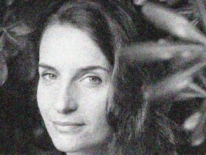A próxima sessão da iniciativa "À Conversa com..." realiza-se no dia 30 de março (quinta-feira), entre as 18h30 e as 19h30, no Auditório Rogério Rodrigues da Biblioteca Municipal Fernando Piteira Santos, com a autora Joana Bértholo. Depois da publicação do seu último livro, A História de Roma, Joana Bértholo, conversa com Sara Belo Luís sobre sua vida e obra. Participação gratuita | É necessária inscrição prévia Deve ser indicado o nome completo do participante e o contacto telefónico, do ATL ou do Centro de Atividades de Tempos Livres. As desistências devem ser comunicadas com 24 horas de antecedência. Para mais informações, é favor contactar pelo e-mail: ou 214369054. Joana Bértholo Joana Bértholo nasceu em Lisboa, em 1982. É licenciada em Design pelas Faculdade de Belas Artes de Lisboa e doutorada em Estudos Culturais, na Alemanha. Os seus quatro romances, dois livros de contos e um livro juvenil foram todos publicados pela Caminho. Diálogos Para o Fim do Mundo recebeu o Prémio Maria Amália Vaz de Carvalho 2009; O Museu do Pensamento foi considerado melhor livro infantojuvenil em 2018 pelo Festival Literário de Fátima e pela Sociedade Portuguesa de Autores; e Ecologia foi finalista de prémios como o APE, PEN Clube, dst, Casino da Póvoa e semifinalista do Oceanos. Tem outros textos noutras editoras, com destaque para a Dois Dias e as Edições Prado. Sara Belo Luís Sara Belo Luís é subdiretora da VISÃO. Começou a escrever para a VISÃO no final dos anos 90 e desde então integrou as secções de Cultura (ainda há quem se lembre disso) e de Portugal (ninguém se lembra disso). Editou a VISÃO Se7e e, a partir de 2016, assumiu funções como editora executiva. Licenciada em Comunicação Social e pós-graduada em Ciência Política e Relações Internacionais, também deu aulas na Faculdade de Letras da Universidade de Lisboa. Nasceu em Lisboa no Verão Quente de 1975, tem três filhos e, apesar de na família não haver registo de algum dia ter dito que queria ser jornalista, gosta muito do que faz. Biblioteca Municipal Fernando Piteira Santos Av. Conde Castro Guimarães, N.º 6 – Venteira Telefone: 214 369 054 E-mail: GPS: 38.752483, -9.2337572 Horário da Biblioteca: De segunda a sexta-feira: das 10h00 às 19h00 | Sábados: das 10h00 às 18h00 Encerra aos domingos e feriados Horário da Bedeteca e Fanzineteca: Piso 2 da Biblioteca Municipal Fernando Piteira Santos De segunda a sexta-feira: das 10h00 às 19h00 | Sábados: das 10h00 às 12h30 e das 14h30 às 18h00 Encerra aos domingos e feriados For@ de Horas: De segunda a sexta-feira: das 19h00 às 24h00 | Sábados: das 18h00 às 24h00 Encerra aos domingos e feriados Fonte: http://www.cm-amadora.pt/pt/agenda.html?view=event&itid=1917