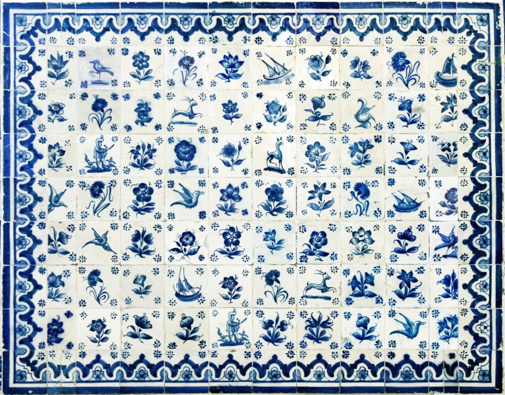 ©José Avelar/Museu de Lisboa Tantos azulejos, tantos! Em azul e branco ou coloridos, os que contam histórias ou os que formam padrões! São muitos os exemplos que podemos encontrar no Museu de Lisboa – Palácio Pimenta. Propomos uma visita para descobrir mais sobre este revestimento tão presente na nossa cidade. No final, podemos desenhar e criar um painel de «azulejos» em família. Maiores de 6 anos 3 € - inclui entrada no museu