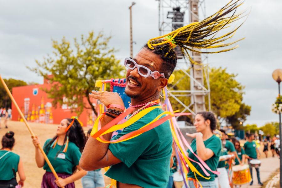 Neste sábado receberemos na sala Visconti o concerto Contém Funk! do artista Lippizi. Lipizzi é artista brasileiro, MC, dançarino, funkeiro, radicado em Portugal desde 2018, natural da cidade de São Gonçalo no Rio de Janeiro. Professor de dança e coreógrafo, sua jornada vem desde o Rio de Janeiro, destacando performances como a final da Copa do mundo Fifa de 2014, no estádio do Maracanã, onde dividiu o palco com artistas como Shakira, Ivete Sangalo, Carlos Santana, Alexandre Pires entre outros. Líppizi traz na dança o tempero especial brasileiro, que já é sucesso no mundo todo: o Funk, colocando a dança novamente para o centro do palco, e mostrando sua total versatilidade artística cantando suas próprias composições. Após lançar seus primeiros singles durante o período da pandemia, Líppzi dá início a sua nova etapa na carreira musical. Em sua jornada pela Europa, realizou concertos em cidades como Lisboa, Porto, Zürich e Berlim.Também realizou performances nos programas de TV “Bem Vindos TV” e “Conversas ao Sul”, ambos da RTP África. Com seu mais novo single “Respeita Aê”, o artista põe todo mundo pra dançar e relembrar a importância do movimento funk e cultura de rua. – “Respeita aê, meu baile funk que faz seu corpo mexer”. Respeita ae https://www.youtube.com/watch?v=d-aIokCsLwg