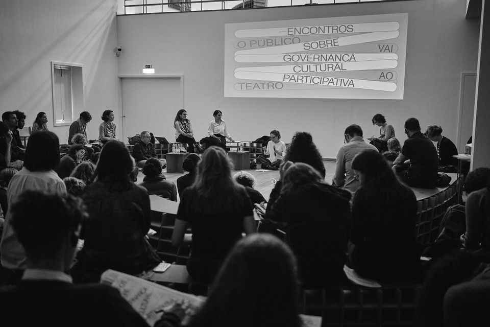 Quinta-feira, 30 de Março, às 18h30 Lançamento do livro O Público Vai ao Teatro - Encontros sobre governança cultural participativa, com a participação de Alfredo Martins, Anabela Almeida, Diana West e Sara Duarte O livro O Público Vai ao Teatro – Encontros sobre governança cultural participativa, do teatro meia volta e depois à esquerda quando eu disser, reúne textos de autoras e autores que participaram na segunda edição dos Encontros O Público Vai ao Teatro realizados em Outubro de 2022 no Atelier-Museu Júlio Pomar, convocando entendimentos e práticas emergentes que nos devolvem novos olhares sobre a gestão dos bens culturais. Nas décadas mais recentes, os sistemas de governança pública tradicional e orientada para o mercado mostraram-se inadequados para responder aos crescentes desafios políticos, sociais, culturais e ambientais. Reclama-se uma reorientação social e participativa do exercício da política, que aproxime os cidadãos dos processos de governança e tomada de decisão. No setor cultural têm vindo a surgir experiências colaborativas que desafiam os modelos tradicionais de governança cultural, tais como, práticas colaborativas, organizações não-hierárquicas, novos modelos institucionais, redes descentralizadas e participação cívica nos processos de tomada de decisão. Nesta publicação estão reunidas reflexões sobre algumas destas experiências. Coordenação editorial de Diana West Textos de Ania González, Cláudia Pato de Carvalho, Daniel Granados, Diego Garulo, Gabriella Riccio, Joana Simões Henriques, João Teixeira Lopes, Magda Henriques, Michel Bauwens, Sara Duarte e Viviane Almeida, Vânia Mendonça e Clifford Newton Tradução de Sérgio Vitorino Revisão de texto de Pedro Cerejo Fotografias de Filipe Ferreira Design gráfico de Sílvia Prudêncio Apoio: Governo de Portugal Ministério da Cultura/Direção Geral das Artes, Câmara Municipal de Lisboa