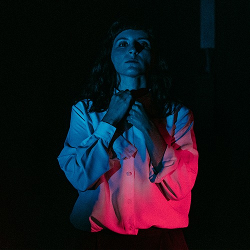 Adriano Correia de Oliveira, com um timbre ímpar e enorme coragem, interpretou palavras de luta contra a ditadura fascista e, após a revolução, de apoio e defesa das conquistas de Abril. Muitas das suas canções são, ainda hoje, hinos de resistência. Nesta sessão, serão lembradas algumas das suas canções mais emblemáticas. Serão reinterpretadas por novas gerações de músicos, com roupagens que vão do rock ao jazz, passando pelo fado e a bossa nova. Com Couple Coffee Duarte + MEMA Gui Mascarenhas Hill's Union Isabel Medina João Barradas Sebastião Antunes Apresentação de Joana Figueira