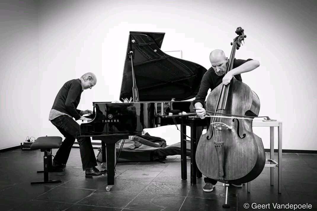Dia 13 de Abril às 21h00 Entrada: ​6€ (4€ sócios) ◌ Bart Van Dongen - piano Gonçalo Almeida - contrabaixo ◌◌ O contrabaixista português Gonçalo Almeida , residente nos Países Baixos, encontra-se com o pianista Holandês Bart Van Dongen para criar o duo Tabula Sonorum. Neste projeto em que a música improvisada tem uma forte influência minimalista, o piano e o contrabaixo são explorados numa ampla gama de preparações, desafiando-se o uso convencional dos instrumentos e produzindo uma sequência musical muito própria, de carácter quase hipnótico. Tabula Sonorum Duo ○ SMUP