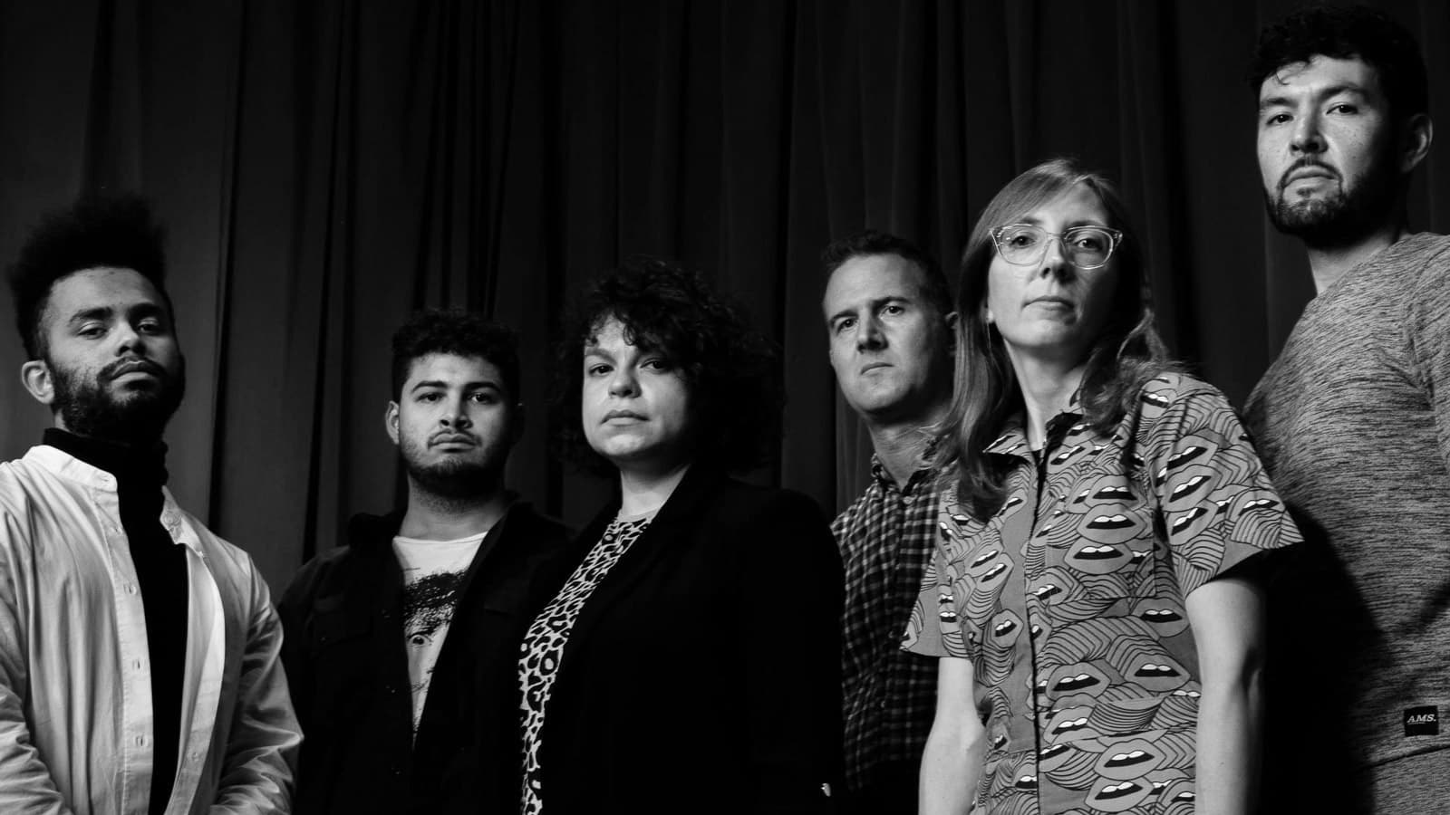 05 ago 2023 SÁBADO, 21:30 Local Anfiteatro ao Ar Livre Jardim Gulbenkian Preço 12,00 € COMPRAR BILHETE COMPRAR PASSE Adam O’Farrill Trompete Jacob Garchik Trombone Mary Halvorson Guitarra elétrica Patricia Brennan Vibrafone Nick Dunston Contrabaixo Tomas Fujiwara Bateria Duração 90 minutos Num dos mais elogiados e venturosos acontecimentos artísticos de 2022, a guitarrista norte-americana Mary Halvorson resolveu dar descanso ao seu projeto Code Girl, em torno de canções, e aprofundar a sua soberba veia de compositora. De uma só vez, lançou então dois álbuns, Amaryllis e Belladona, pensados para sexteto de jazz e quarteto de cordas respetivamente, mas com uma constante comunicação entre si, algures entre a música escrita e o jazz contemporâneos. Criada, em boa parte, durante os confinamentos da pandemia, a música carrega a estonteante imaginação de Halvorson e a concretização de ouvi-la transformada por um ensemble de músicos excecionais. Não por acaso, Amaryllis foi, de forma consensual, um dos álbuns maiores do ano passado – no jazz e fora dele.