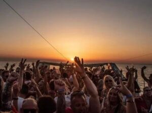 Sunset Boat Party - Cruzeiro com DJ e Open Bar