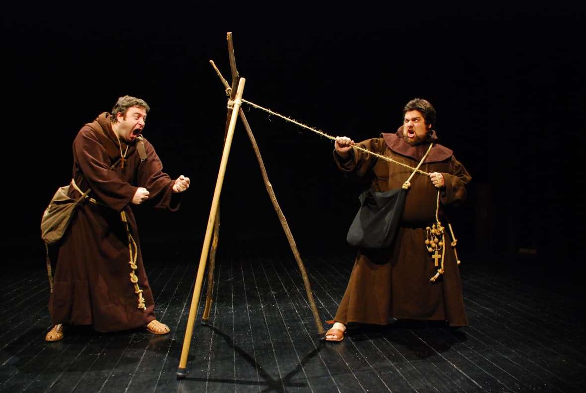 No âmbito da exposição Vita Prima – Santo António em Portugal, o Museu de Lisboa apresenta no seu jardim a peça teatral Sopa da Pedra, pela Companhia Chão de Oliva. Um espetáculo para todas as idades, onde reservamos os primeiros lugares para os mais novos e para as famílias. Esta encenação junta uma dupla de atores para dar corpo a dois frades que, com muita animação e interação com o público, aproveitam para relatar passagens divertidas da vida do seu mentor – Francisco de Assis –, a partir do conto popular Sopa da Pedra. Para isso, constroem marionetas à vista de todos com materiais e objetos inusitados, divertindo o público de todas as idades. O conto tradicional Sopa da Pedra fala-nos de um frade que, com uma pedra, faz uma deliciosa sopa e como dá uma lição a uma aldeia inteira, que não o quer ajudar a confortar o seu «pequenino» estômago. Trata-se, ao fim e ao cabo, de uma lição (sobre a falta) de solidariedade e, por isso, uma história sempre atual. M/4, 50 minutos Entrada livre mediante marcação: reservas@museudelisboa.pt
