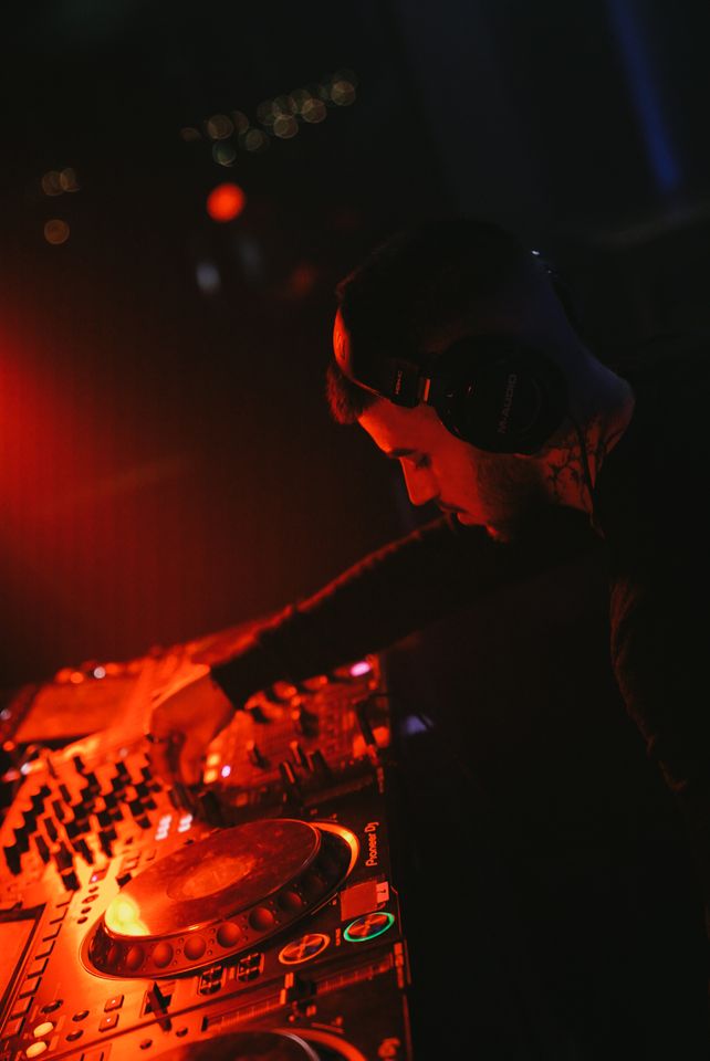 Yizhaq - DAMAS - Bar