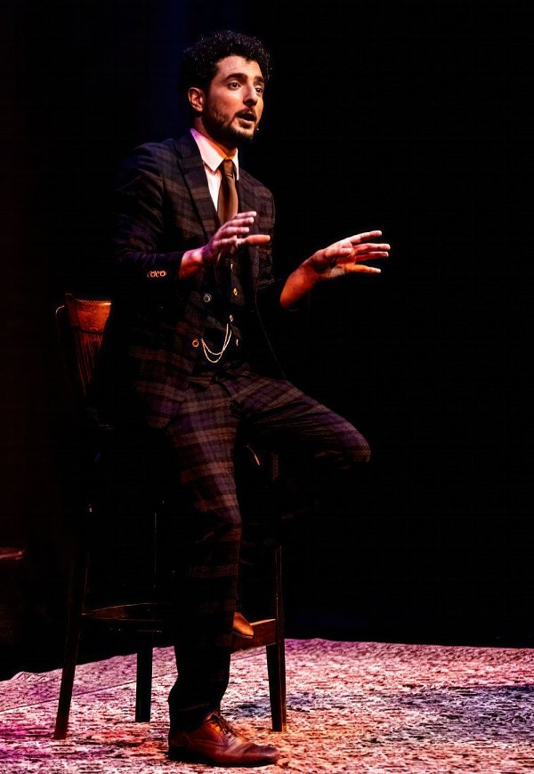 Já ouviu dizer que nada é impossível? Não acredita? Então memorize estas duas palavras: O Quê. Diz-me experiência que serão úteis ao longo deste espetáculo, onde as hipóteses mais inusitadas se tornam reais , e fazem duvidar que todos os sentidos estão a funcionar. Este é um mundo mágico que não vive apenas de truques, em “O Quê?!” a vida transporta-se para a narrativa, e é ela que dá sentido a tudo o que acontece em cena. “Podes-me ensinar esse truque?”, “Qual é a chave do Euromilhões?”, “Sabes fazer aparecer dinheiro?” A pergunta feita até à exaustão finalmente dá frutos, neste caso, terá mesmo que ver para crer.