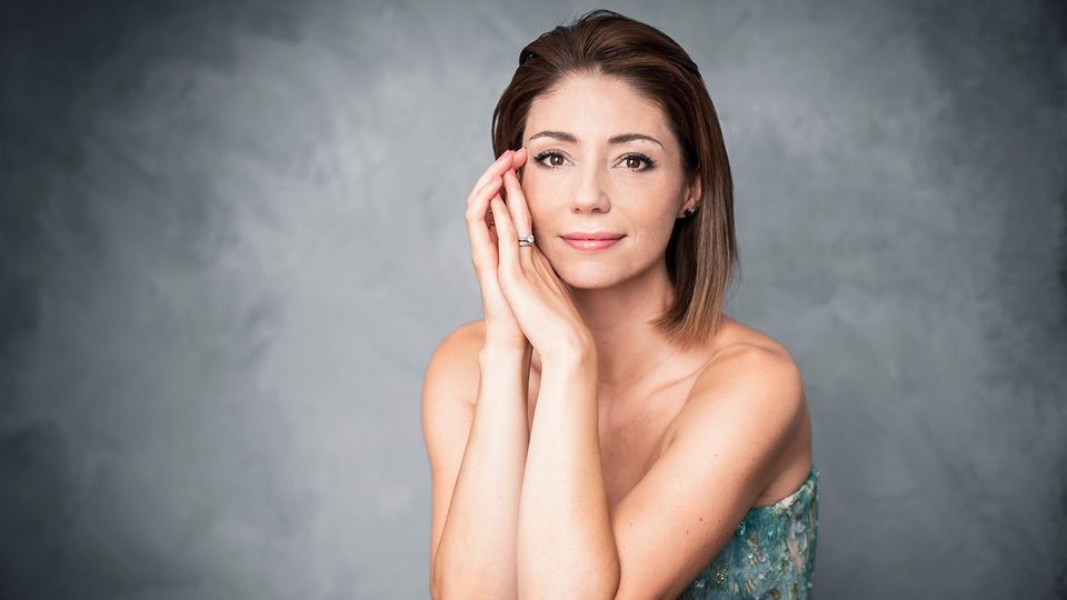 Sofia Escobar acompanhada ao piano
