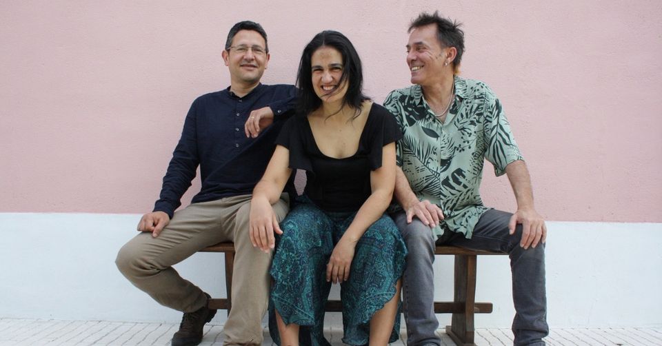 BULE-BULE Novas Danças Tradicionais Marta Coutinho, Paulo Pereira e Ruca Rebordão 30 de Novembro de 2023 . 17h Estação de Metropolitano da Alameda, Lisboa 12 Meses 12 Acções promovido por Metropolitano de Lisboa em parceria com o Largo Residências M/3 SINOPSE Bule-Bule: expressão usada para chamar o vento aquando da peneira do milho. A partir de raízes rítmicas e de movimento comuns a Portugal e a diferentes países do fantástico continente africano e do imenso Brasil: as danças tradicionais são descobertas e dançadas através de uma perspectiva criativa, utilizando a linguagem da dança contemporânea, de adaptação ao grupo de pessoas que participam no baile ou ateliê. Bule-Bule: “novas/velhas danças”, fonte de diversão e comunicação criativa entre todos. Ficha técnica e artística: Dança: Marta Coutinho Flautas: Paulo Pereira Percussão: Ruca Rebordão https://www.facebook.com/oficialbulebule https://www.facebook.com/oficialbulebule