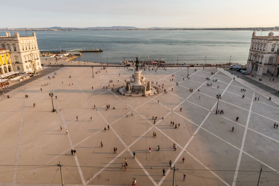 Vista elevada da Praça do Comércio e do rio Tejo, em Lisboa