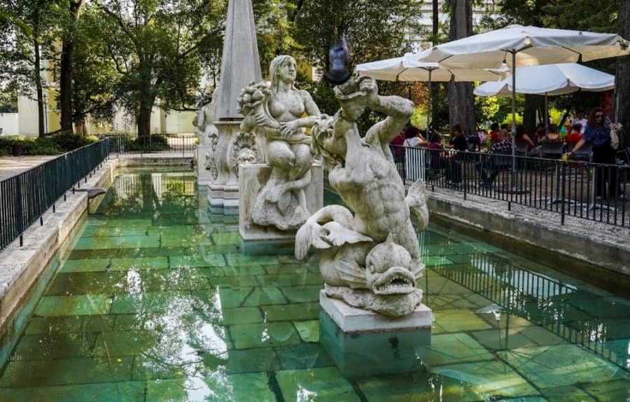 Os jardins e os deuses que nele se escondem