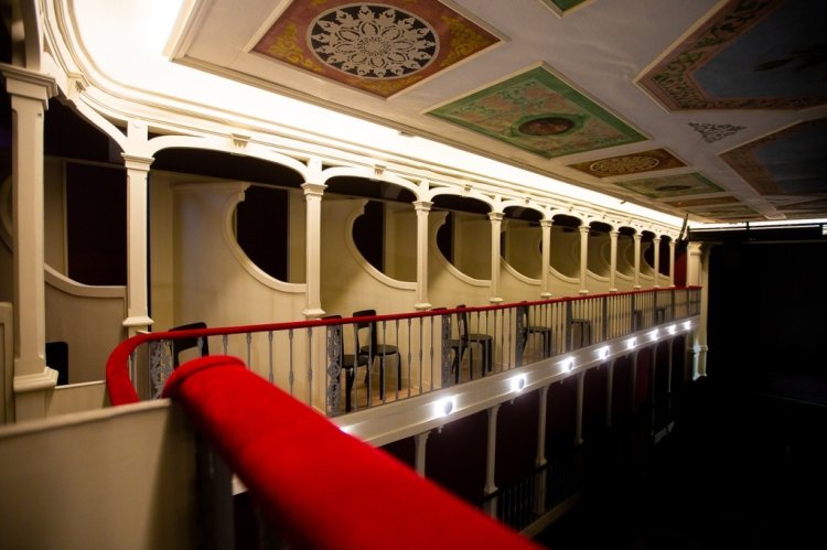 O LU.CA – Teatro Luís de Camões, único teatro em Portugal com uma programação dedicada em exclusivo às crianças e aos jovens, celebrou uma mão-cheia de anos em 2023. Para assinalar os cinco anos de idade, o Lu.Ca faz um Lanchamento (ou seja, um Lanche com um Lançamento) de um livro que fixa a história de um edifício que já viveu muitas vidas. Ou: um livro que nos mostra como um pequeno Teatro do Rei se transformou num espaço para crianças que são como gente grande.