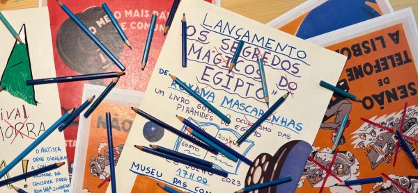 Após uma visita guiada à exposição “Do Cabo zero à Liberdade”, propomos um desafio às famílias. Cada um terá de criar uma peça de comunicação com uma mensagem que pode ser em formato de carta, cartaz, telegrama ou postal. De seguida, em grupo, as mensagens vão ser criticadas pelos restantes elementos das famílias participantes. Quem irá criticar melhor os outros? Esta oficina pretende estimular o gosto pela História e pela expressão plástica. Competências-chave: expressão plástica e escrita, comunicação, diálogo. Mais informações: Para Famílias com crianças a partir dos 6 anos. Quando: 20 de abril | 15h Duração: 1h Preço: €4 por participante Inscrições e mais informações através do formulário. Nº máximo de participantes: 25