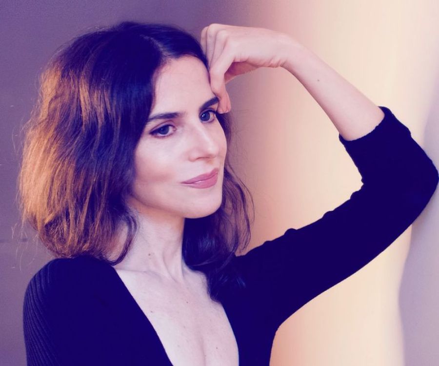 Leonor Baldaque nasceu no Porto, e começou a estudar violoncelo muito nova. Aos 19 anos, a convite de Manoel de Oliveira, dá início à sua carreira de atriz, tendo trabalhado com o cineasta português durante 12 anos. Faz o seu último filme, 