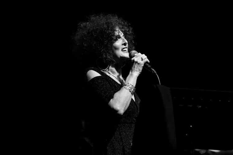 O Tivoli Avenida Liberdade recebe uma das mais incontornáveis artistas do jazz português: Maria Anadon. No dia 12 de abril, a cantora apresenta-se no lobby do hotel para protagonizar um espetáculo em torno do Dia da Liberdade, celebrando canções revolucionárias, agora com novas roupagens e sensibilidades. Neste concerto, Maria Anadon estará acompanhada por um trio de jazz à altura: Víctor Zamora ao piano, Nelson Cascais no contrabaixo e Alex Damasceno na bateria. Entrada livre, sujeita à disponibilidade do espaço.