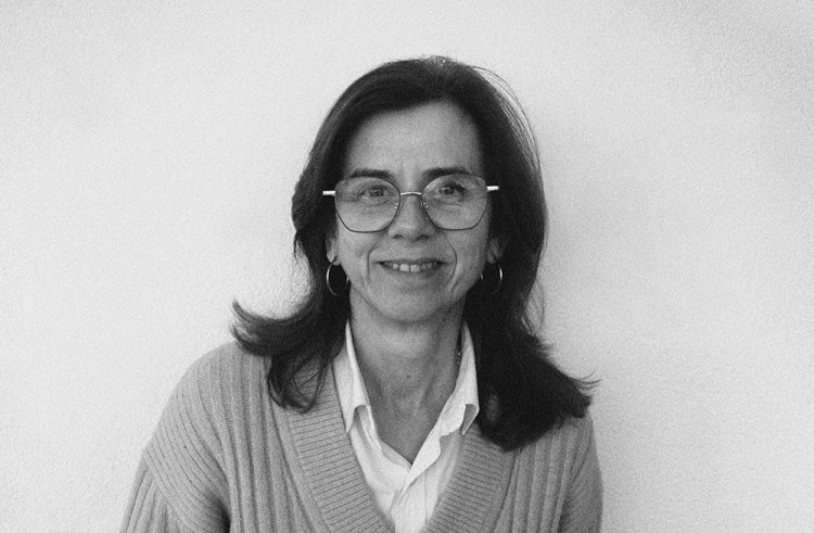 Entrados no século XXI, parece evidente que o momento é de superavit de discursos distópicos e de deficit de utopias. Cinema e literatura, entre outras práticas culturais, alimentam a crescente distopofilia cultural e os medos acerca do presente são o ponto de partida para imaginar os piores mundos possíveis no futuro. Temores partilhados por grande parte da Humanidade são matéria para a imaginação distópica da literatura mundial: a degradação das democracias e o regresso de sistemas ditatoriais, as mudanças climáticas e as suas consequências, o desenvolvimento descontrolado da tecnologia, as pandemias, as migrações... A partir de este contexto, serão possíveis questões como quais são os medos que explora a literatura distópica portuguesa desde finais do século XX e que visão do próprio país é construída pelo discurso literário. A literatura pode ser assim considerada um discurso cultural que, entre outros, contribui a concretizar imagens mentais que uma sociedade projeta sobre o seu presente e as suas hipóteses de um futuro desejável ou temível. María Jesús Fernández María Jesús Fernández García é professora do Departamento de Lenguas Modernas y Literaturas Comparadas na Universidade de Extremadura (Espanha), onde lecciona desde 1996 aulas de língua e literatura portuguesas. Como investigadora, as suas linhas de interesse abrangem as relações literárias luso-espanholas, em aspectos como as imagens nacionais ibéricas difundidas a partir do discurso literário, e temáticas da literatura contemporânea portuguesa como a migração ou o futuro distópico. Em 2012 coordenou a publicação de uma Historia de la Literatura Portuguesa que pretendia aproximar a literatura lusa ao público espanhol. Traduziu vários romances das escritoras portuguesas Lídia Jorge e Teolinda Gersão. Conferências Eutopos A busca por um bom lugar, ou por um eutopos, serviu de motivação à Brotéria para toda a sua atividade ao longo do último ano. Acreditamos que essa inquietação não está esgotada. Pelo contrário, há ainda muito bem escondido para mostrar, muitas vidas desconhecidas para revelar, muitos projetos transformadores para partilhar. Vivemos num mundo acidentado, onde o progresso é lento, mas onde o bem se constrói e onde a esperança se torna visivelmente concreta. Este trimestre apresentamos três conferências sobre três topoi nos quais o bem e o que é bom se podem revelar: aquilo que as literaturas distópicas podem mostrar sobre a construção de um futuro bom; uma estratégia de combate à pobreza e de promoção da literacia financeira com base no exemplo de Moçambique; e a possibilidade de encontrar Deus em todas as coisas partindo da experiência de um astrónomo jesuíta. Com o apoio de Local: Brotéria Duração: 1h30 Gratuito Fonte: https://www.broteria.org/pt/programa?eutopos-medo-do-futuro-distopico