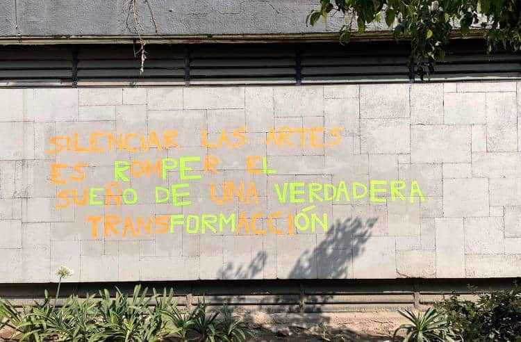 Juntem-se a nós em Lisboa para uma troca além fronteiras sobre este momento crítico à volta das intersecções de arte e activismo. Artistas de todo o mundo estão a ter papéis centrais no movimento global para exigir um cessar-fogo em Gaza e para haver total responsabilidade das acções militares de Israel sobre a Palestina. A Human Rights Watch relata que “as autoridades israelitas estão a utilizar a fome como uma arma de guerra”, enquanto o Tribunal Internacional de Justiça está activamente a supervisionar o caso do genocídio contra o povo palestiniano em Gaza. Este evento será uma oportunidade para ouvir sobre as formas como este momento urgente pode ser manifestado dentro das artes e para aprender a partir de projecto que surgem em Lisboa e no mundo. Esta conversa vai ser transmitida directamente de Belém, Palestina através da Radio alHara راديو الحارة Este evento vai ser introduzido pelo curador cultural Jule Kurbjeweit baseado em Lisboa e apoiado pelo músico e activista Stefan Christoff (que vem de Montreal), que está profundamente envolvido no movimento solidário da Palestina Global há duas décadas. Fonte: https://www.casadocomum.org/art-in-action-across-borders/