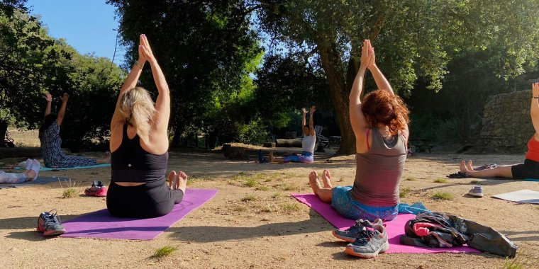 Caminhada e sessão de yoga ao anoitecer