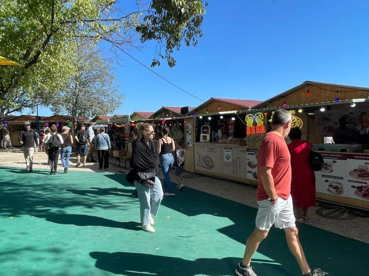 ð Mercado de Natal - Bairro Alto ð A Associação Comercial e Empresarial do Bairro Alto celebra o 511.º aniversário do Bairro Alto com o espírito natalício no Mercado de Natal no Miradouro de São Pedro de Alcântara. Uma oportunidade única para vivenciar a magia do Natal no coração de Lisboa, entre 1 de dezembro de 2024 e 6 de janeiro de 2025. ð Datas: 1 de dezembro 2024 - 6 de janeiro 2025 ð Horário: Segunda a quinta e domingo: 10h às 22h Sexta e sábado: 10h às 24h 30 de dezembro: 10h às 24h 31 de dezembro: 10h às 3h ð Local: Miradouro de São Pedro de Alcântara, Bairro Alto, Lisboa ð¸ Entrada: Gratuita Destaques da Programação: ✨ Noites de Fado: às quintas, sextas e sábados, com a presença de talentosos fadistas. ð¶ Música ao Vivo: Ana Leite Faria (saxofonista) e Rauly Reys (música latina). ð Pai Natal: animação para toda a família, com uma mega árvore de Natal no miradouro. ð¶ Concerto do Avô Cantigas: No dia 20 de dezembro, pelas 11h, um concerto especial para as crianças da freguesia. Um evento imperdível para celebrar a magia do Natal, com música, animação e a beleza do Bairro Alto!