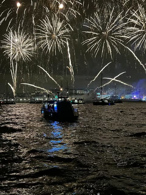Lisboa: Festa de Ano Novo num Barco com Fogo de Artifício