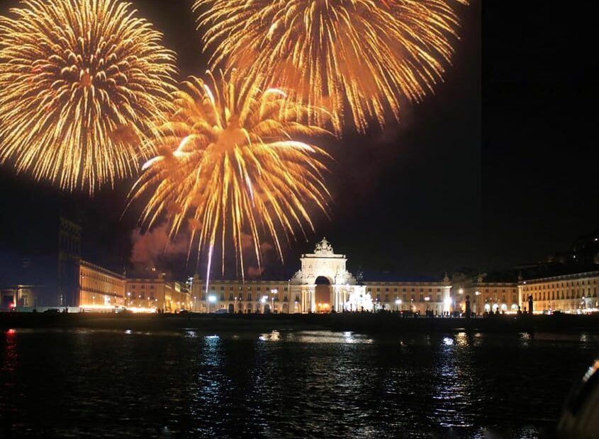 Lisboa: Véspera de Ano Novo - Fogos de Artifício no Rio Tejo