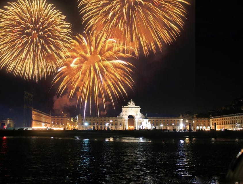 Lisboa: Véspera de Ano Novo - Fogos de Artifício no Rio Tejo