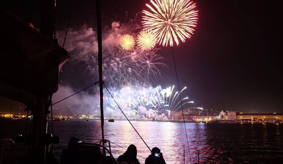 Passeio de Barco: Navega até 2025 em Lisboa com Champanhe