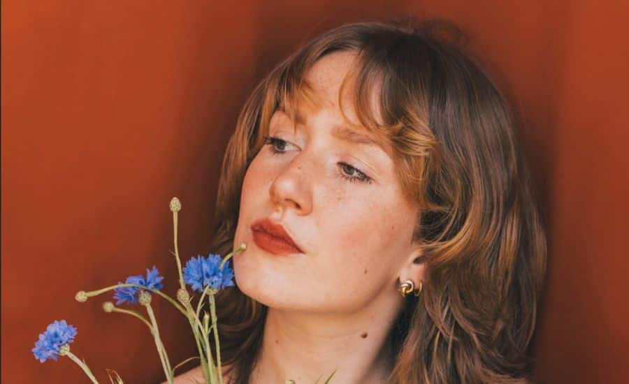 Daphné Chenel Apresenta “Près des fleurs”