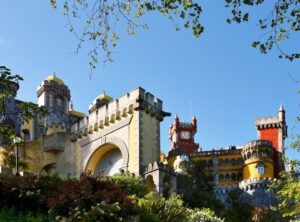 Descubra o melhor software de edição de vídeo para suas memórias de viagem em Lisboa. Compare o Movavi Editor e o Lightworks.