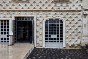 Visita orientada • Explorar a Casa dos Bicos em língua gestual portuguesa