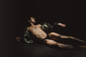 Analphabet” – Fantasma Poético Visita o Amor Ferido no Teatro do Bairro Alto