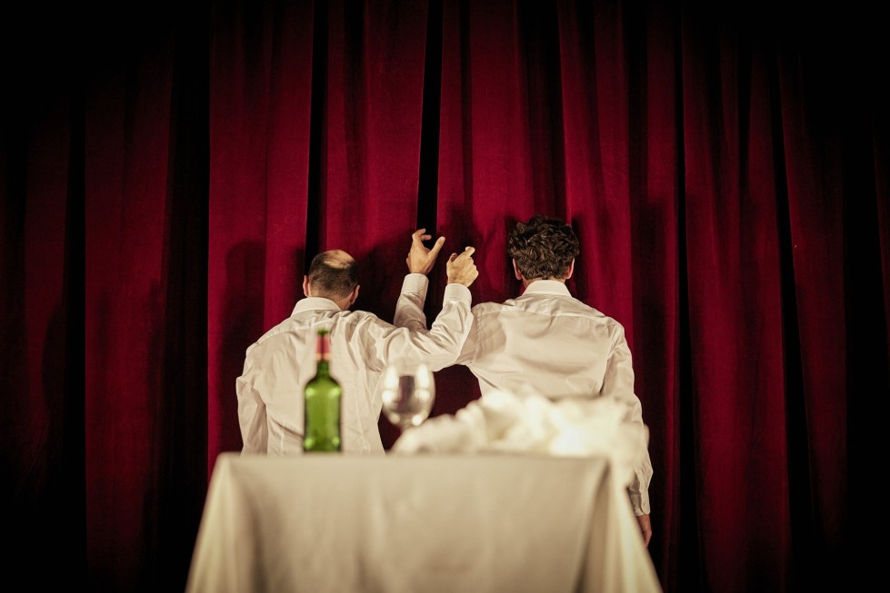 L’Addition: uma farsa explosiva sobre poder e controlo no Teatro do Bairro Alto