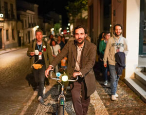 Teatro imersivo “Vendedor de Recordações” leva o público a um percurso sensorial no Bairro do Rego