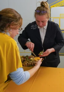 A chef Maria Caldeira realiza um show cooking no sítio arqueológico do