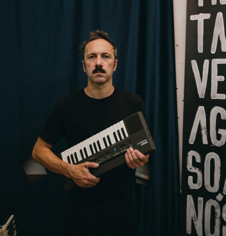 Humberto apresenta “Mau Teatro” na Casa Capitão