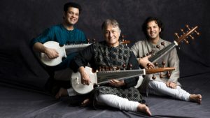 Amjad Ali Khan em concerto de música indiana
