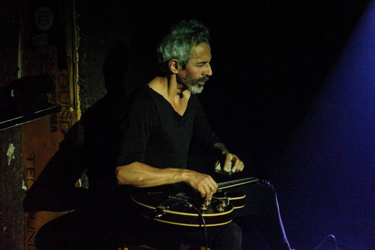 Um concerto que cruza jazz de vanguarda, improvisação livre e música experimental com grooves