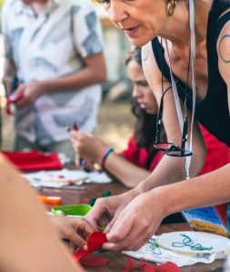 Bazar Bombarda regressa com arte, moda e workshop têxtil “Penas de ganga” nos Jardins do Bombarda em Lisboa