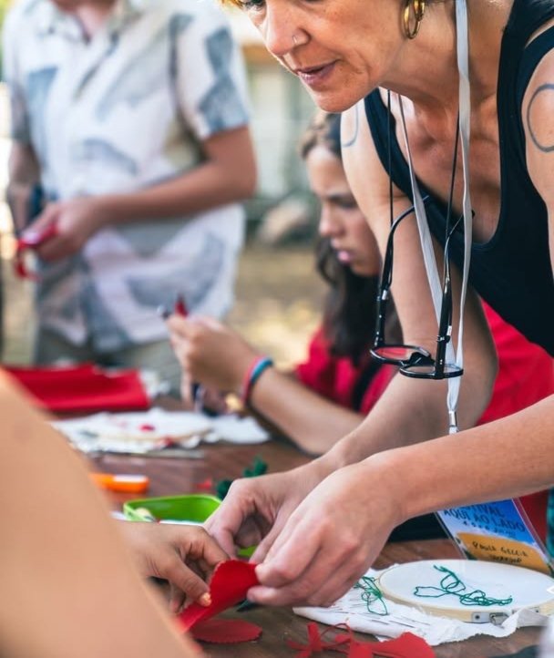 Bazar Bombarda regressa com arte, moda e workshop têxtil “Penas de ganga” nos Jardins do Bombarda em Lisboa