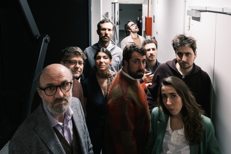 “Os Antípodas” no Teatro do Bairro Alto — uma viagem teatral entre o absurdo, a criação e o fim do mundo imaginado